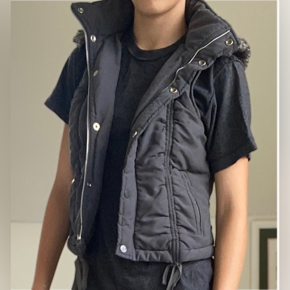 Women’s puffer vest with detachable hood
